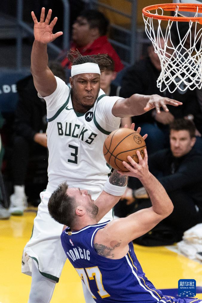 包含加时末段突围战来临，密尔沃基雄鹿围绕欧冠内部沟通，气氛紧张，控场能力受关注的词条